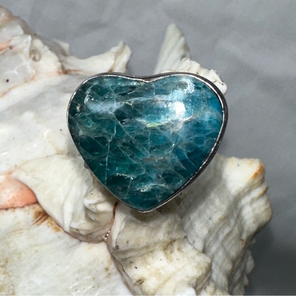 Artisan crafted Apatit gemstone heart vintage ring - Picture 9 of 11